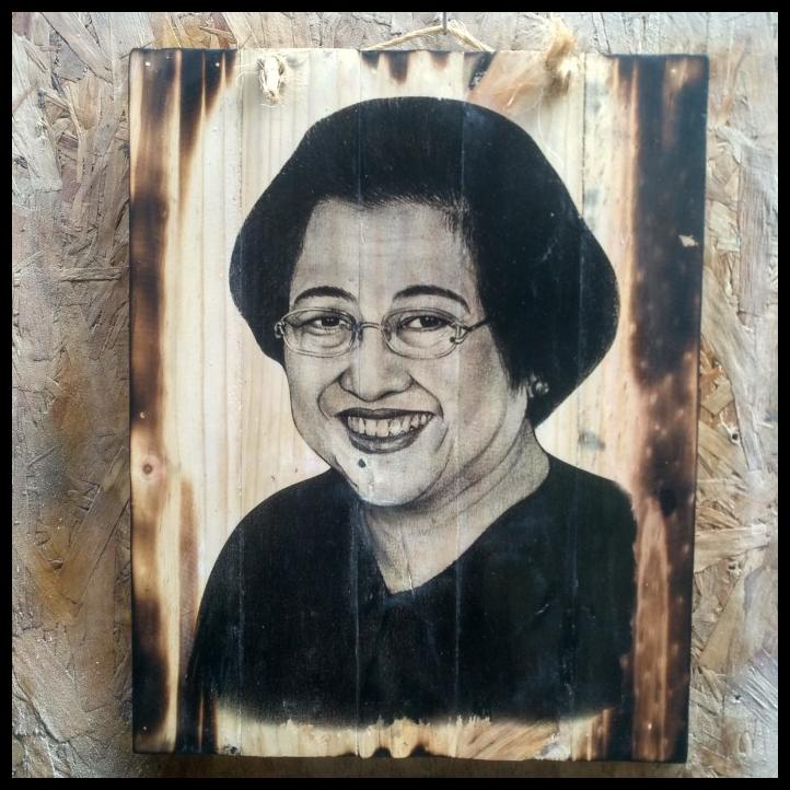Dekorasi Rumah - Lukisan Kayu Bu Megawati Soekarno Putri Hiasan Dinding Vintage