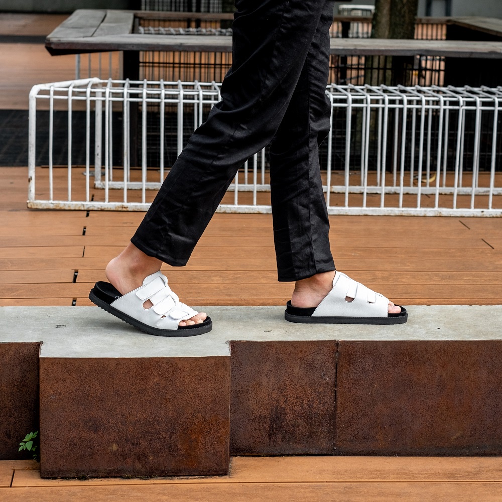 CHAMBER WHITE |ManNeedMe x GFLAMES| Sandal Jepit Pria Casual Sendal Slide ORIGINAL