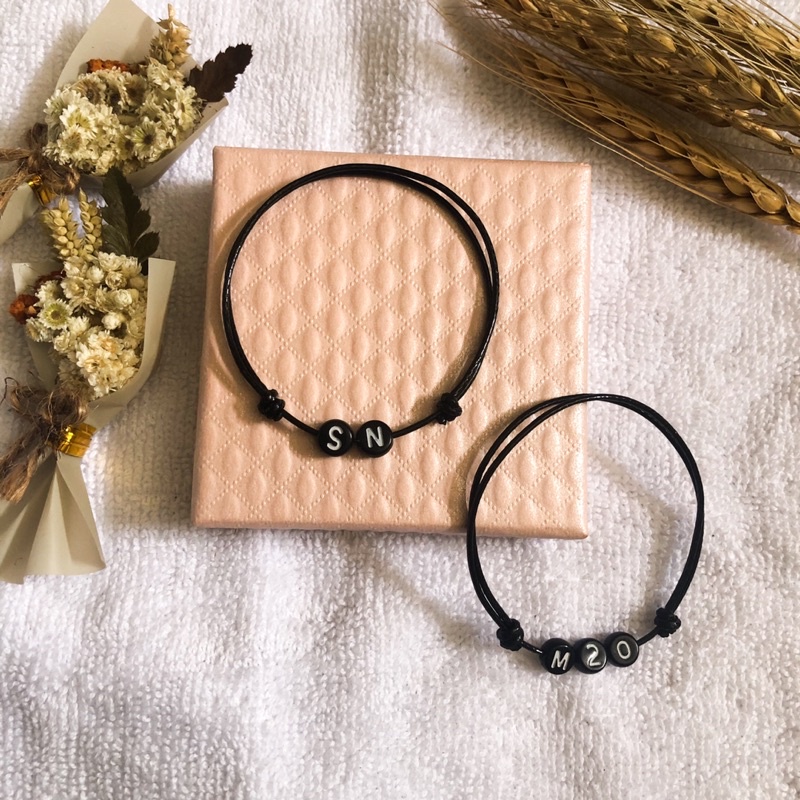 Gelang Huruf Bulat Hitam / Gelang Huruf Inisial untuk Pria Wanita