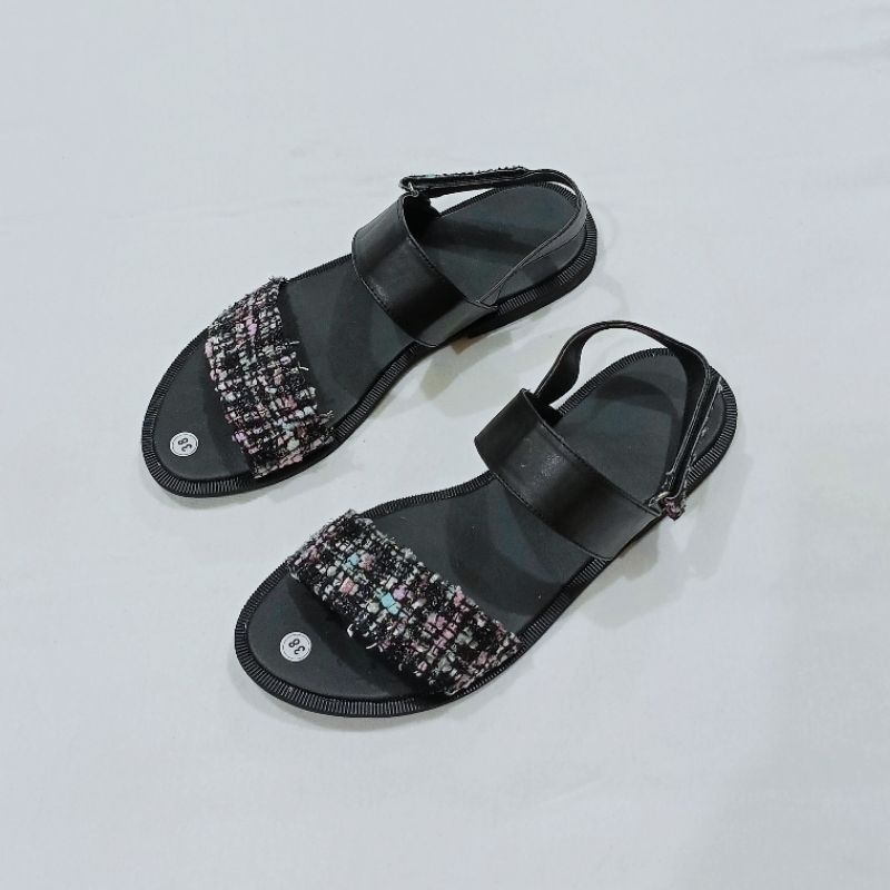 SANDAL FLAT TALI CAROLIN HITAM