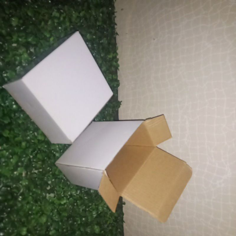 Box 12 x 10.5 x.5.5cm