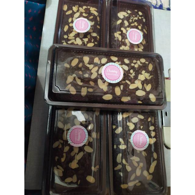 

[ PRE ORDER ] Fudgy Brownies ukuran 20×10 by Chabby Cake & Cookies