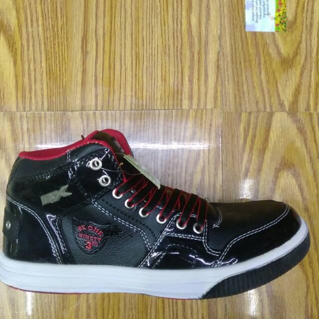 Sepatu sekolah hitam bx one