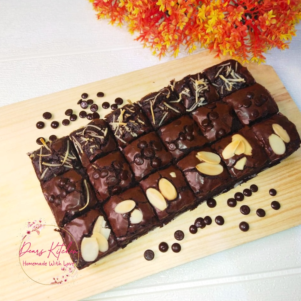 

Fudgy Brownies 18 Slice | Brownies Panggang Coklat Lembut Crunchy