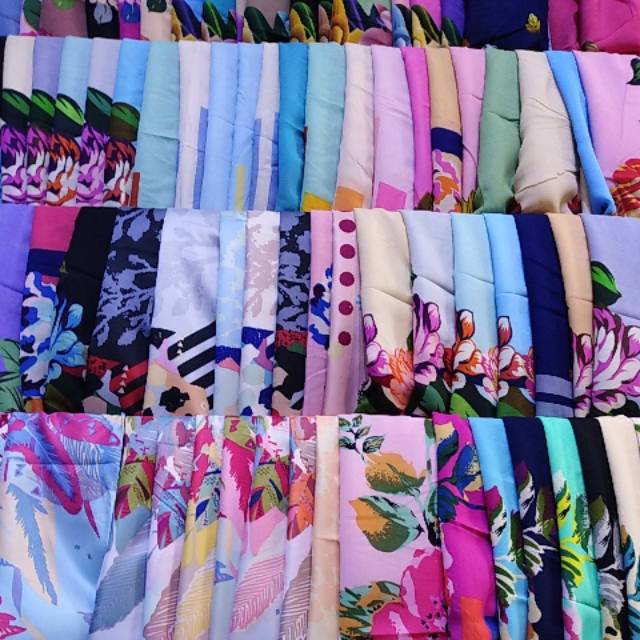 HIJAB SEGI EMPAT AZARA MOTIF