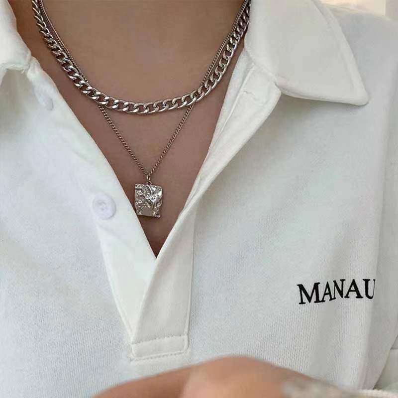 Kalung Rantai Dengan Liontin Kotak Tekstur Ringan Mewah Untuk Wanita