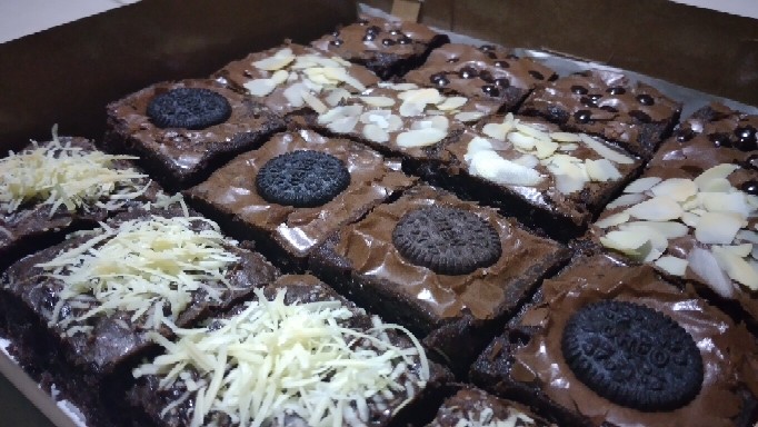 Dus Brownies/kue Kraft Laminasi Lubang Full Bukaan Depan  Uk. 16x11x5 Cm