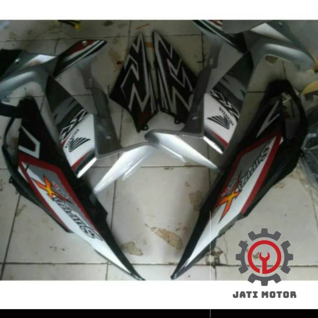 Body plus sayap supra x 125 new batman hitam silver
