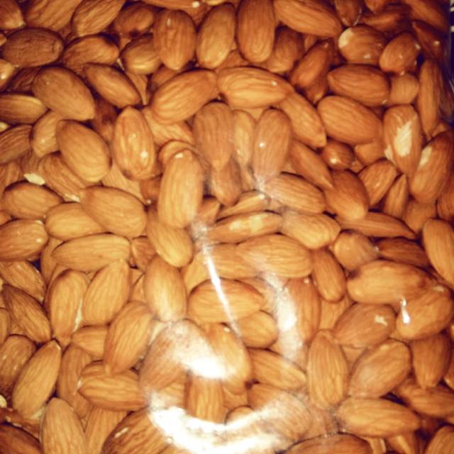 

Kacang Almond kulit 500gr