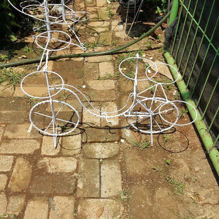 Aksesoris Sepeda - Rak Besi Pot Bunga Model Sepeda Putih Isi 5 Pot 20 Gojek Only