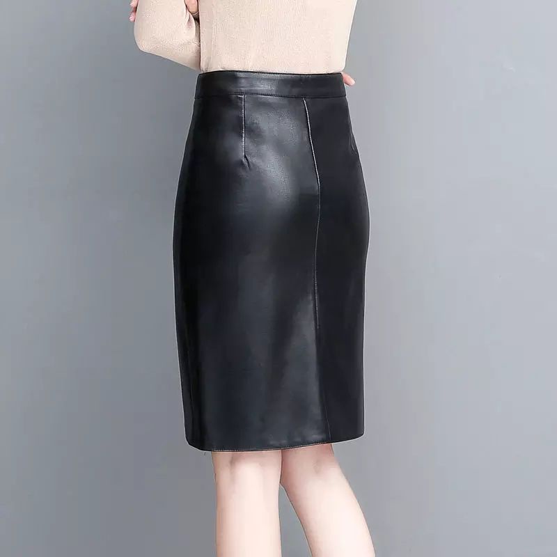 Rok Kulit Sintetis Mini Leather Skirt PU Split Belahan Depan Tengah Melengkung Aksen Kancing Model Clasik