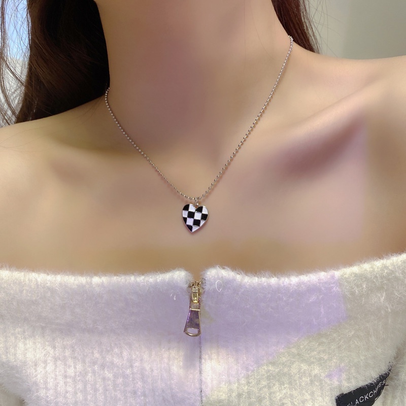Kalung Rantai Klavikula Desain Papan Catur Hati Warna Hitam Dan Putih Untuk Wanita