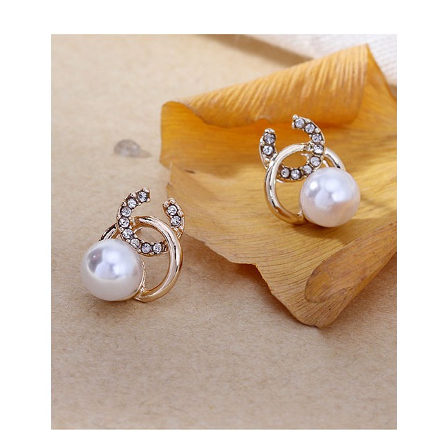 LRC Anting Tusuk Fashion Golden C-shaped Diamond Earrings D66094