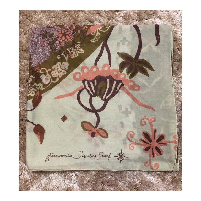 Preloved scarf ria miranda