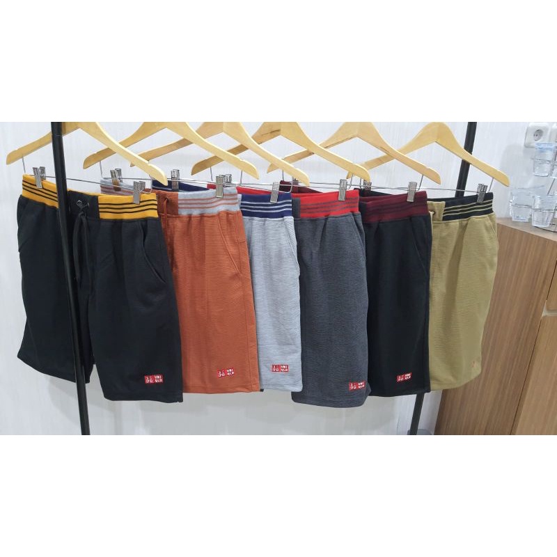 Celana Pendek Woven Kolor Uniqlo