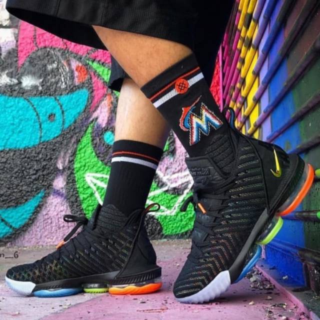Sepatu Nike Lebron James 16