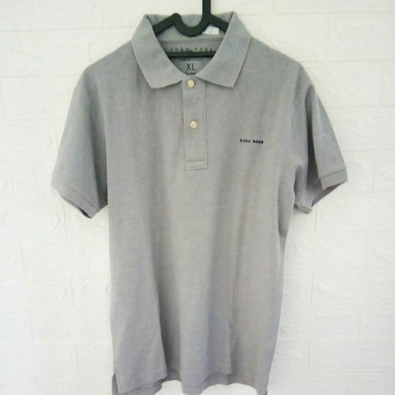 Kaos Kerah Warna Abu Abu.. Merk Hugo Boss.. Ukuran XL.. PL Pribadi No Minus