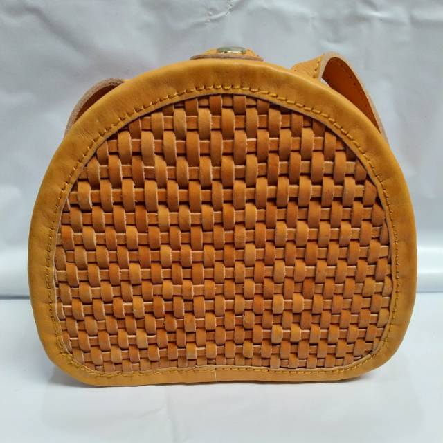 (BISA COD) TAS SELEMPANG SETENGAH OVALE ANYAMAN BAHAN KULIT ASLI 19x16x8 cm - SLING BAG WANITA OOTD