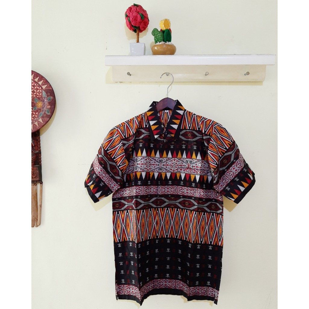 Kemeja Batik Pria Lengan Pendek Motif Batak warna dasar hitam kombinasi orange/merah