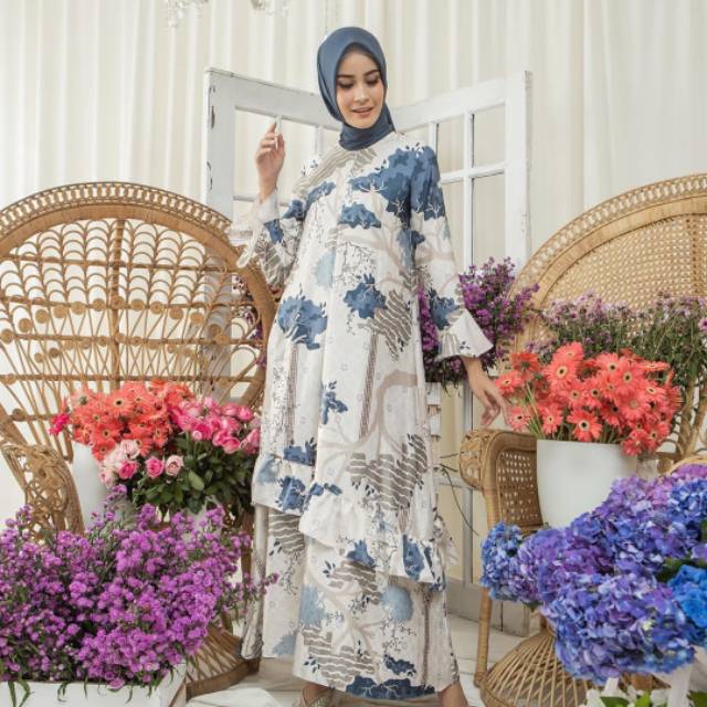 Melati dress wearing klamby
