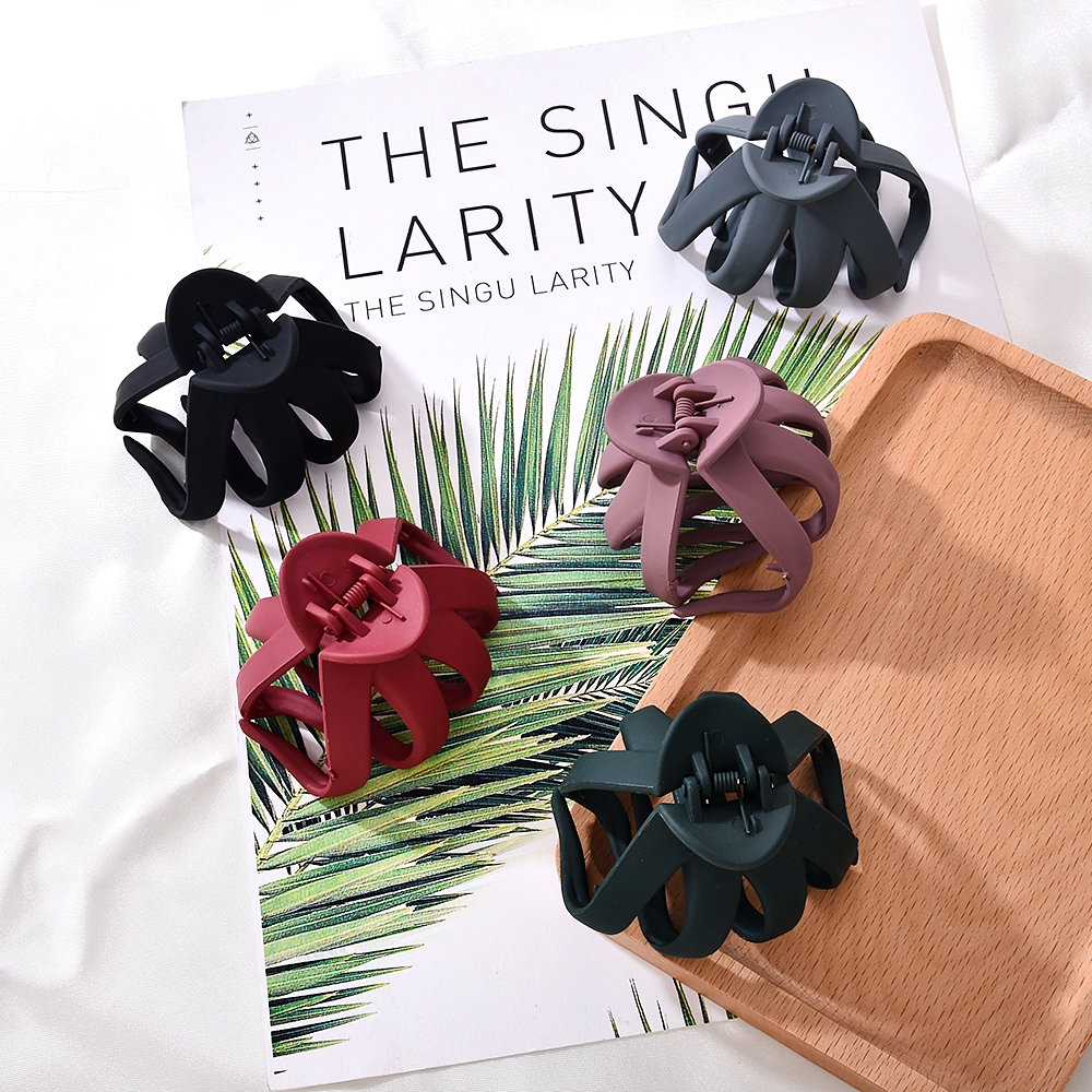 【COD Tangding】5 Colors Solid Geometric Hollowing Large Hair Claw Crab Clamp Hair Clip Hair Accessories