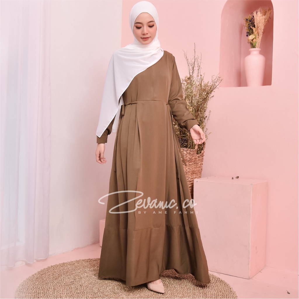 Amelia Maxi Dress Polos Casual Daily Dengan Aksen Ruffle Dan Belt Ikat Pinggang Di Samping Gunakan Produk Original Premiun By ZEVANIC.CO-6