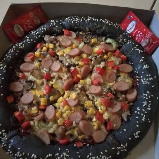 

Black pizza original tanpa pinggiran,toping sosis,jagung,paprika