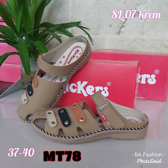 Sepatu kickers wanita