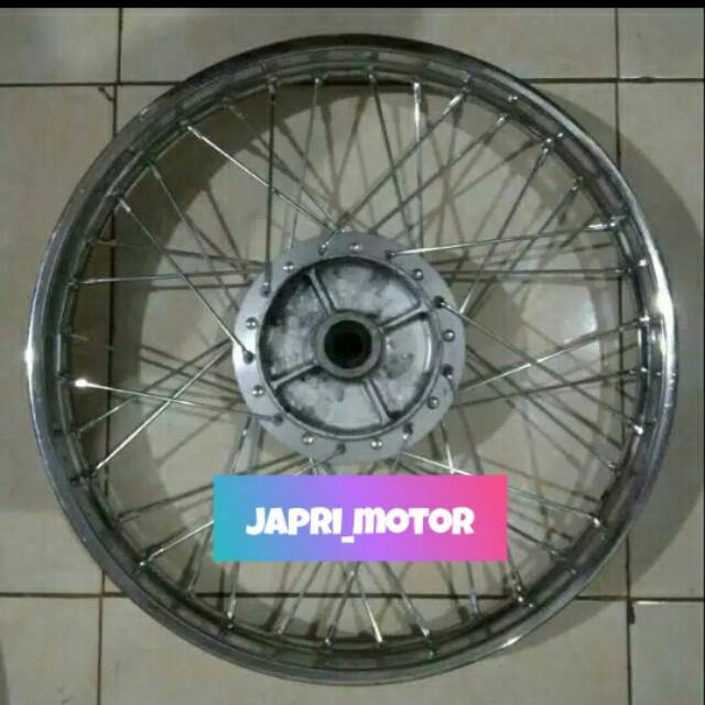 Pelek copotan belakang karisma