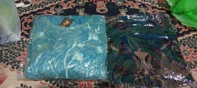 Batik Couple Kebaya Tunangan Set Pinguin Filya Merah Dan Hijau