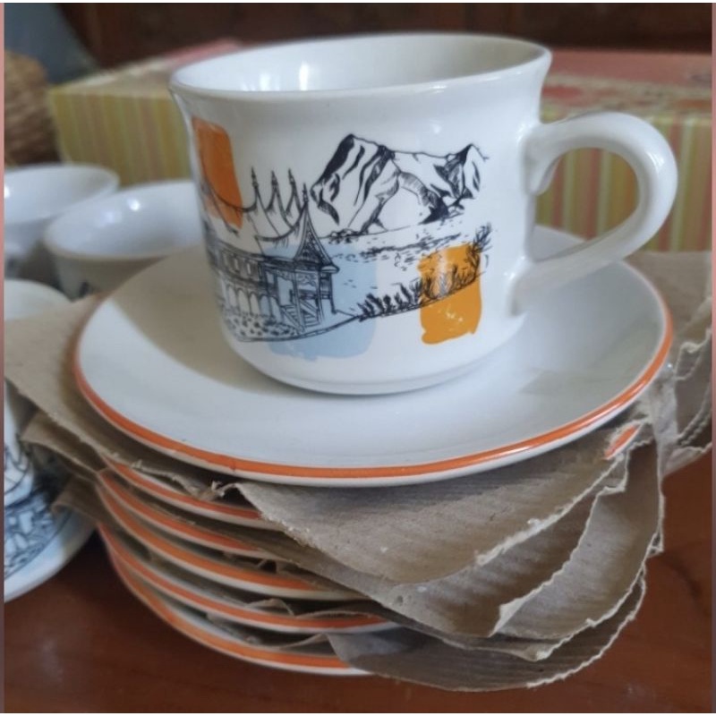 gelas mug cangkir keramik nusantara queen marry 1 pcs (mug & saucer) 200 ml