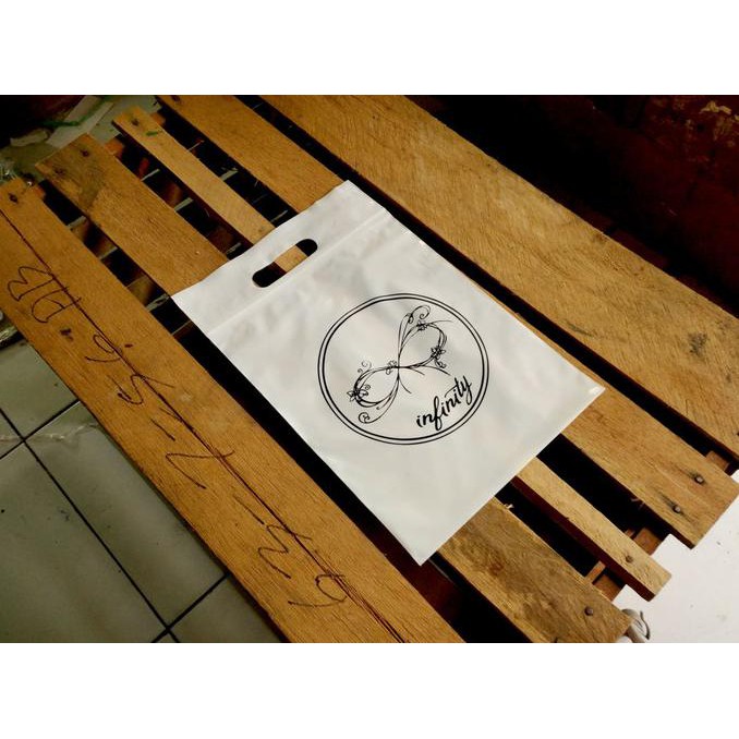 

Plastik Klip Plong 20X25 + 7Cm, Sablon Plastik Packaging Untuk Hijab - Putih