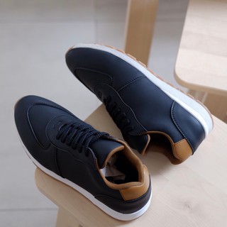 SEPATU SNEAKERS PRIA KULIT CASUAL SPORT KASUAL HITAM COWOK