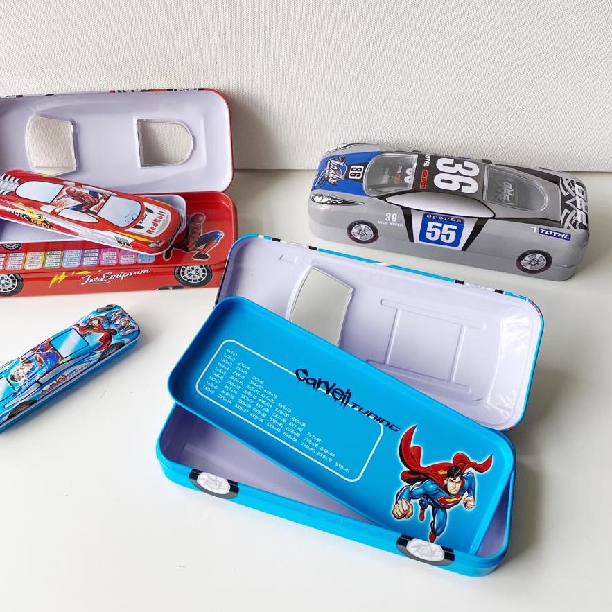 

Miliki - SOS Kotak Pensil Kaleng mobil+anak 8.5x21 / Tempat Pensil / Pencil Case