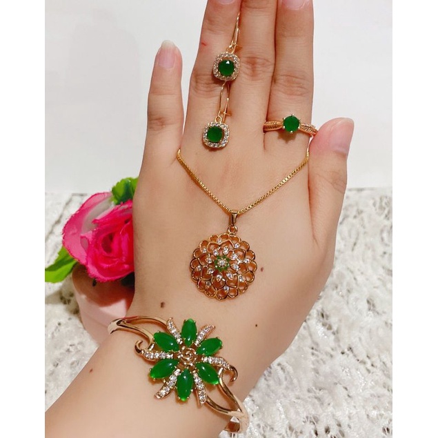 Set Perhiasan Wanita dengan Batu Giok Hijau Berlapis Emas untuk Tampilan Anggun