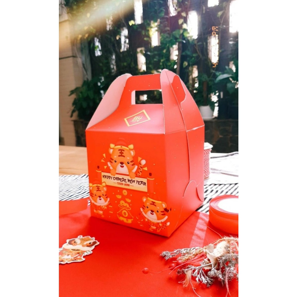 

KOTAK BOX TOPLES BULAT KUE 15X15X15 PARCEL HAMPERS SINCIA IMLEK CHINESE NEW YEAR SINCIA TEMPAT KUE GABLE BOX