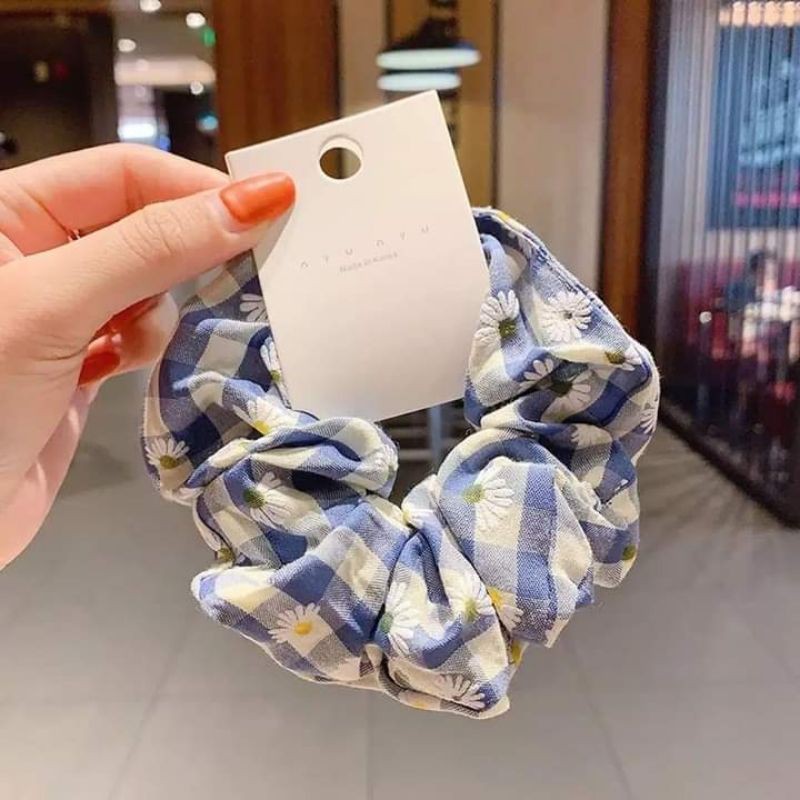 

Scrunchie kotak kotak bunga