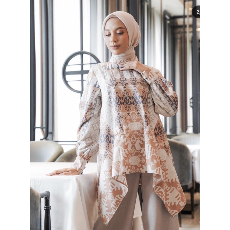 Pila Blouse wearing klamby