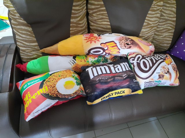 Set Snack Bantal Guling Pensil Corneto Bahan Yelvo