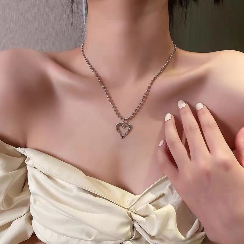 Fashion Hollow Out Love Pendant Women's Accessories Geometric Lock Choker Semi Pearl Semi Alloy Chain Personalized Simple Silver Necklace