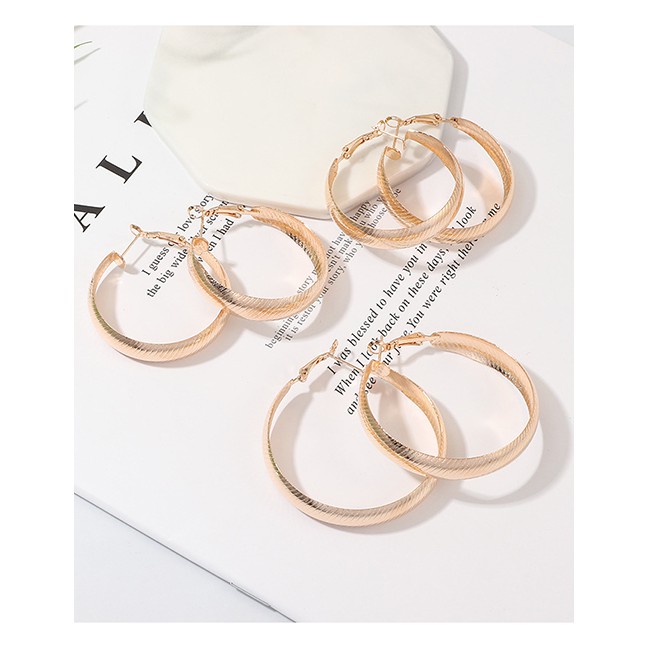 LRC Anting Tusuk Fashion Gold C-shaped Circle Earrings D46864