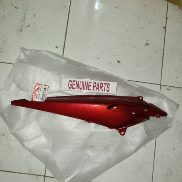 Sambungan Body Belakang Cs1 Cs One Merah Kanan 64430-KWC-900CSR Orginal Ahm