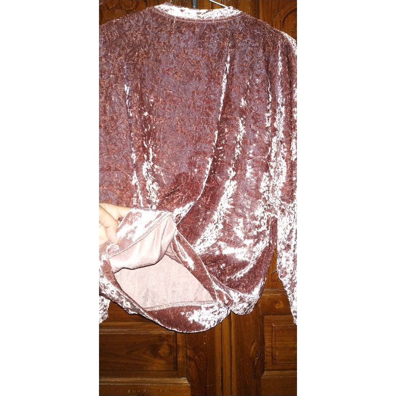 PRELOVED CROPTOP ADA BUTI