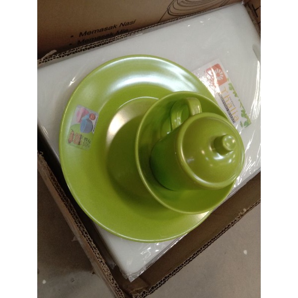 peralatan makan  melamin set