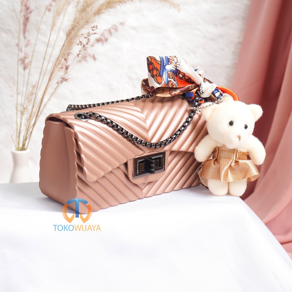 Tas Jelly Chevron Matte Salur Size 18 Cm Rantai Hitam (Gratis Boneka &amp; Syal)