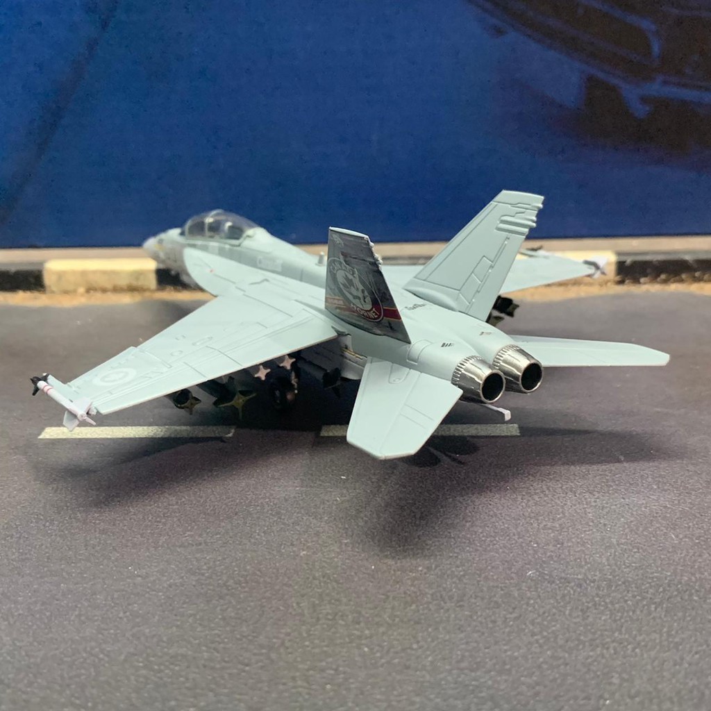 JL Model F-18B Hornet Strike Fighter Skala 100