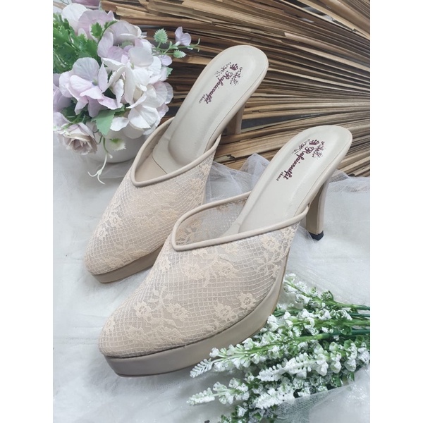 sepatu v cream johana tnggi 9cm lancip