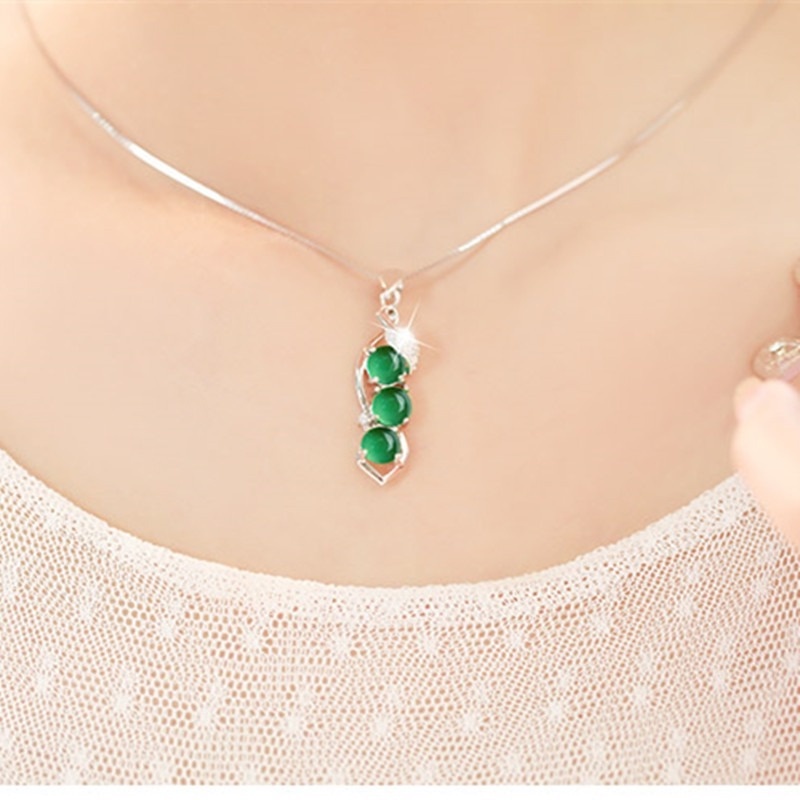 [Ready Stock]Fashion Inlaid Emerald Pendant Plated 925 Silver Necklace