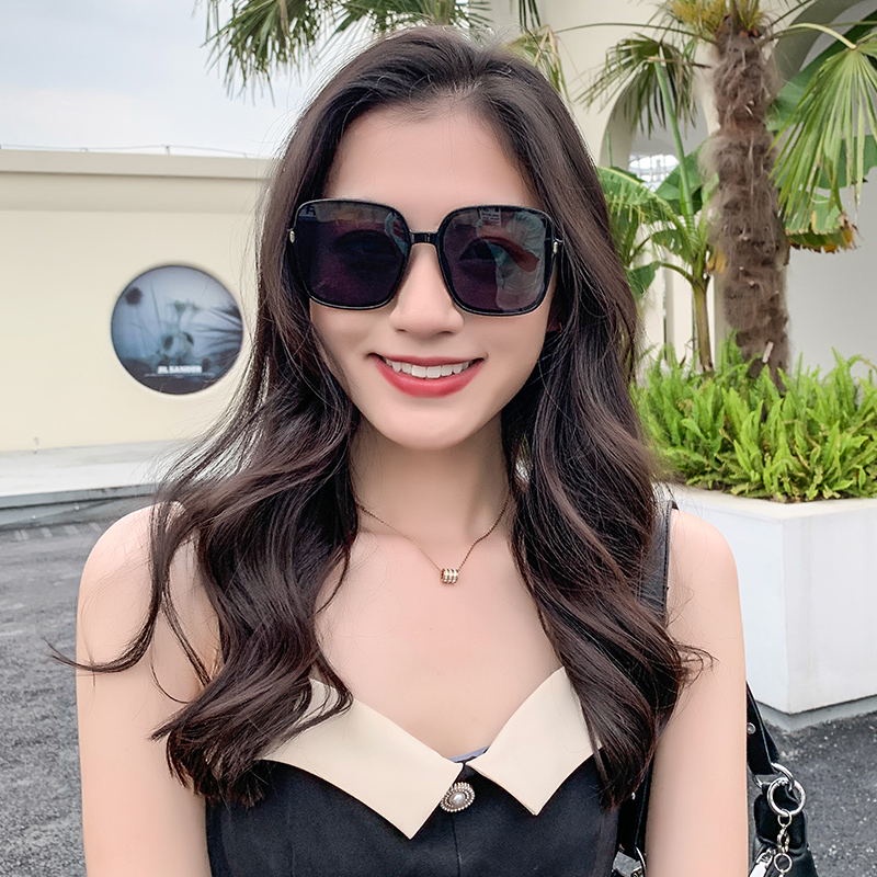 Kacamata Pria/Wanita Kotak Korean Fashion Retro Square Frame Kacamata Hitam Wanita Metal Pantai unglasses Anti Uv400 Terbaru