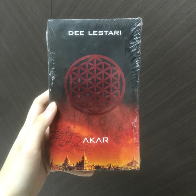 Akar oleh Dee Lestari